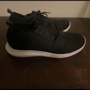 Black Under Armour tennis shoes